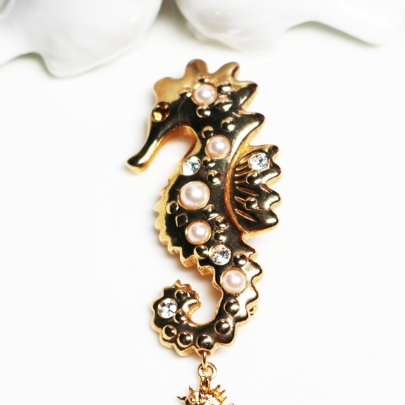 Pearl and Crystal Gold Seashorse Brooch - Picture 5 of 8